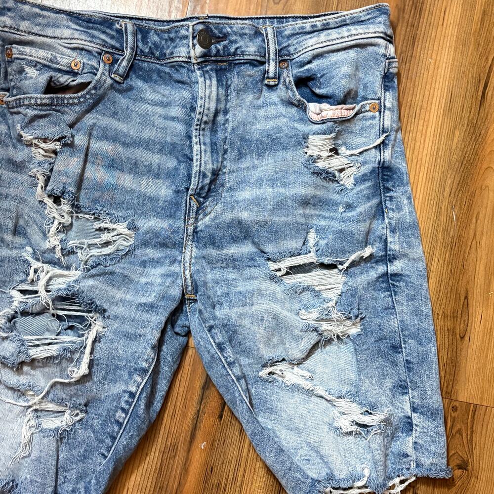 American Eagle Mens AirFlex Heavily Distressed Denim Light Wash Shorts - Picture 5 of 8